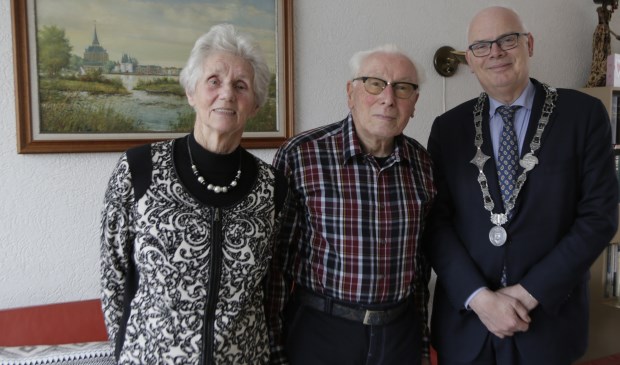 Echtpaar Van Krimpen-Le Roux met burgemeester Van Belzen. Op de achtergrond Kampen.