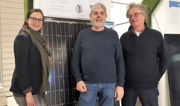 Jory Rombouts van de gemeente Albrandswaard met Cock Huizer en Floor van der Kemp van Stichting EnergieCollectief Albrandswaard tijdens de inwonersbijeenkomst 31 januari.