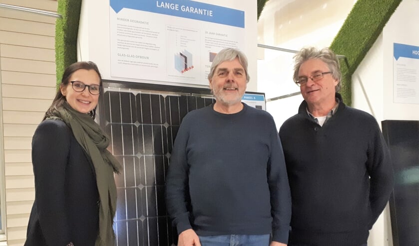 Jory Rombouts van de gemeente Albrandswaard met Cock Huizer en Floor van der Kemp van Stichting EnergieCollectief Albrandswaard tijdens de inwonersbijeenkomst 31 januari.
