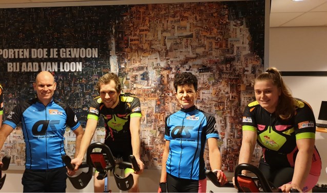 Remon van Loon in het blauwe teamshirt.