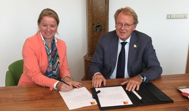 Ingrid de Bondt bij haar beëdiging door Commissaris van de Koning Jaap Smit.