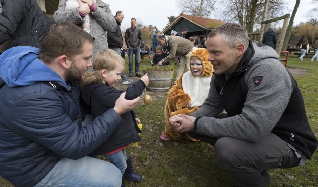 Het traditionele eieren zoeken in de Oranjetuin.