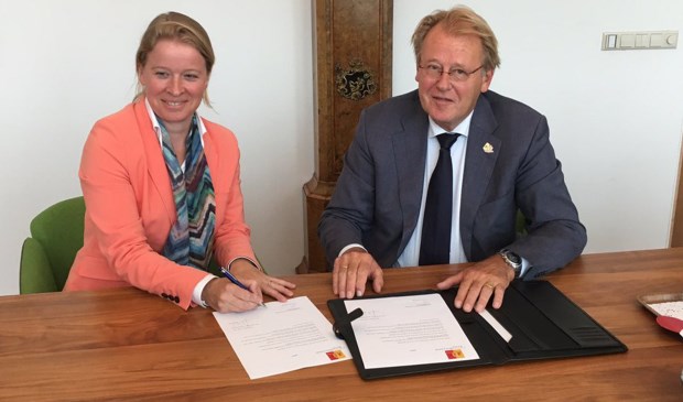 Ingrid de Bondt bij haar beëdiging door Commissaris van de Koning Jaap Smit.