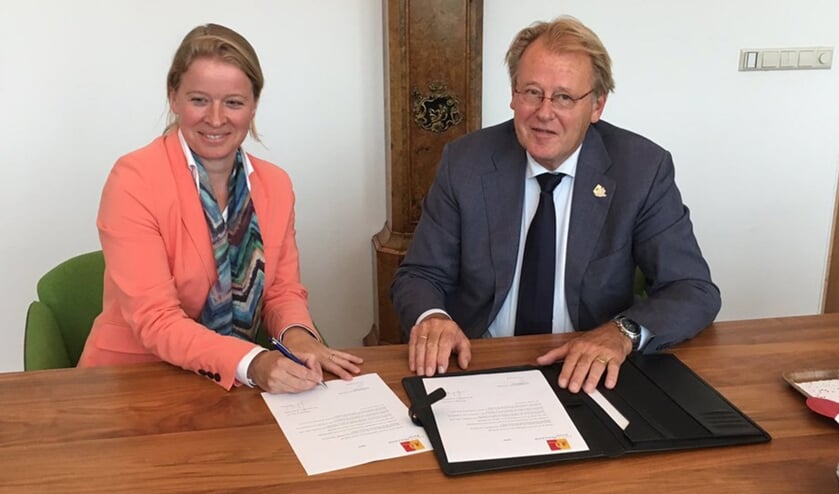 Ingrid de Bondt bij haar beëdiging door Commissaris van de Koning Jaap Smit.