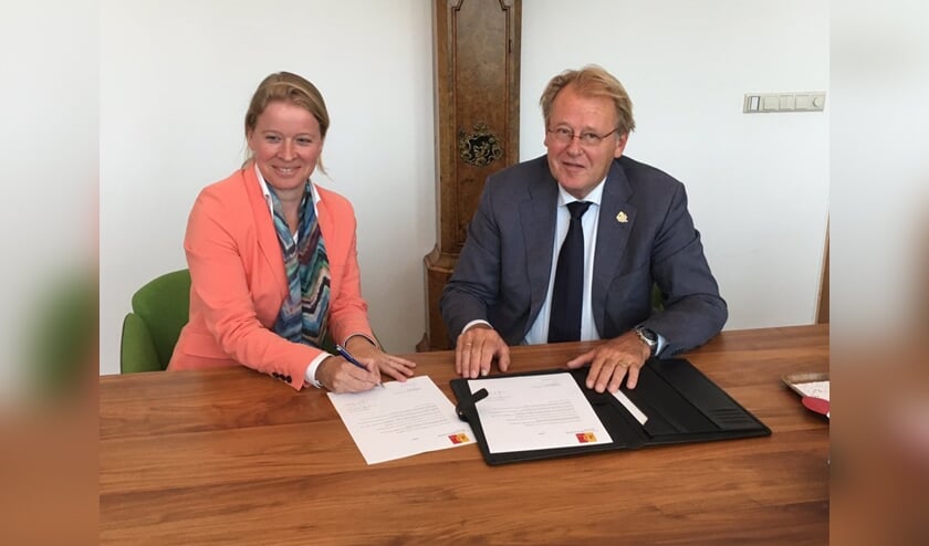 Ingrid de Bondt bij haar beëdiging door Commissaris van de Koning Jaap Smit.