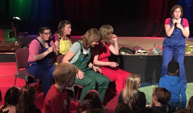 De Buurtjes in actie in De Baerne (foto Tessa Vugts)