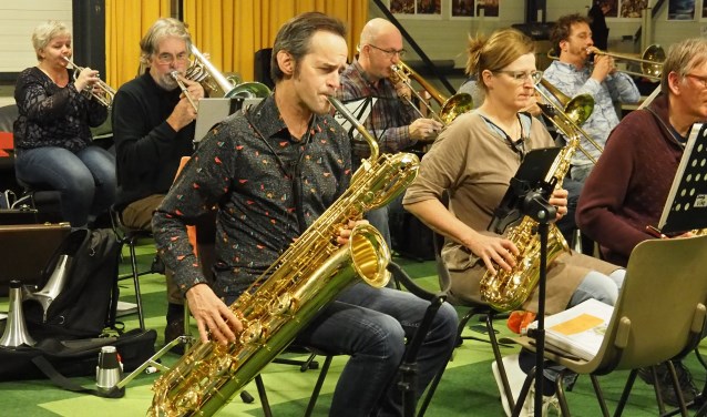 In de Bigband zijn vijf saxofoons aanwezig.
