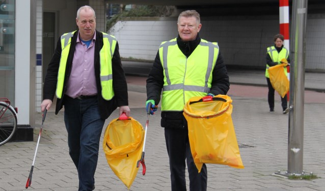 Dinsdag werd het eerste afval opgeraapt bij het gemeentehuis en het metrostation Poortugaal