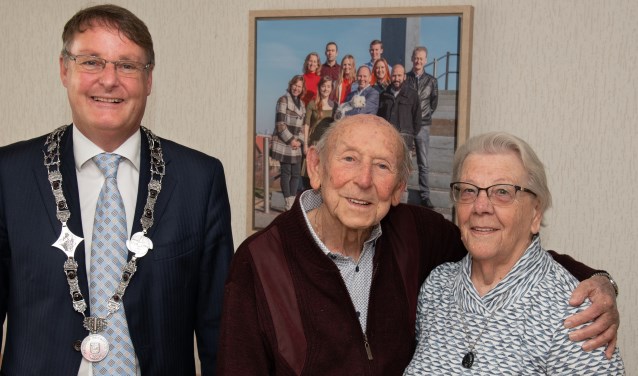 Het bruidspaar met de locoburgemeester voor het familieportret.