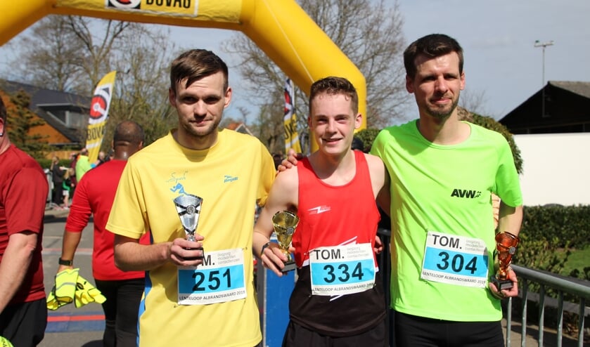De nummer 1,2 en 3 bij de vijf kilometer
Foto's: FotoSjors