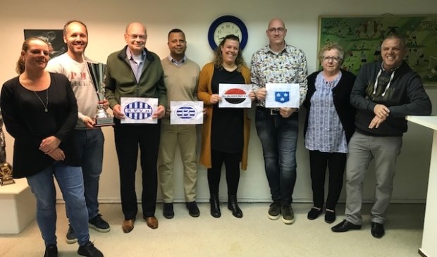 De aanwezige in de bestuurskamer van S.V. Bolnes v.l.n.r.: Petra Lampen, Casper Westerveld, Hennie van der Sluis, Soeris Balgobind, Frida Neeskens, Ramon de Borst, Lydia Markus en Aad Neeskens.