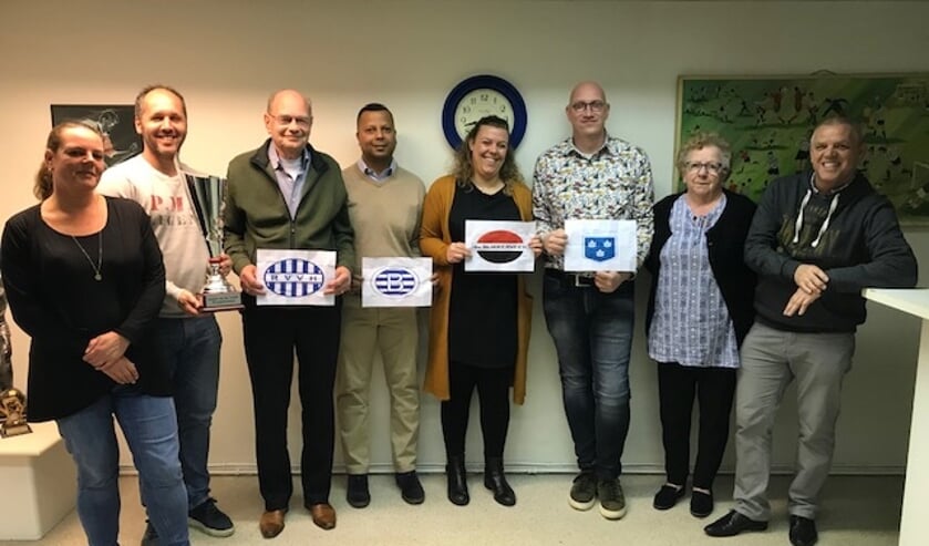 De aanwezige in de bestuurskamer van S.V. Bolnes v.l.n.r.: Petra Lampen, Casper Westerveld, Hennie van der Sluis, Soeris Balgobind, Frida Neeskens, Ramon de Borst, Lydia Markus en Aad Neeskens.