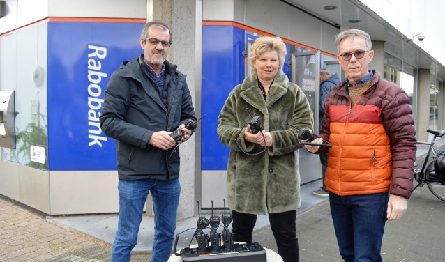 Namens hetvCoöperatie Fonds de Rabobank overhandigde Anje de Geus de portofoons aan Gerard Sluimers en Denny Nugteren