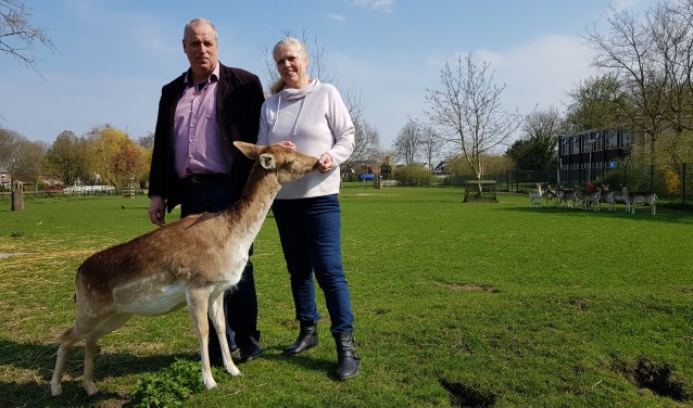 Wethouder Martijn Heezen met Annemarie Calon.