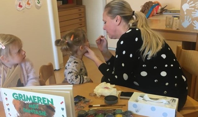 De peuters werden omgetoverd tot paashaasjes.