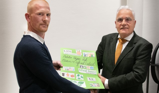 Van Rooijen overhandigt Schaap symbolisch de petitie.