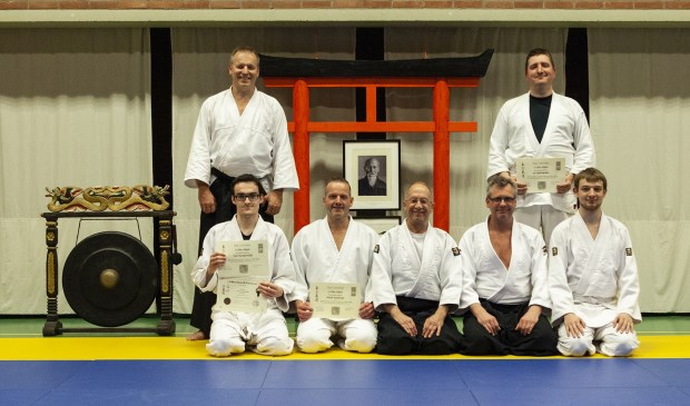 De geslaagden tonen trots hun diploma. Foto: Jaap Dogger