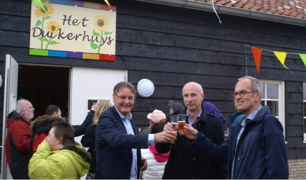 Wethouder Peter Luijendijk, Jan-Hein Engelen en Kees Silvis proosten op het nieuwe onderkomen.
