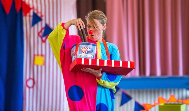 Clowntje Tiereliet (Melissa Kramer) zoekt naar zijn blauwe stip. Foto: Marieke de Vries