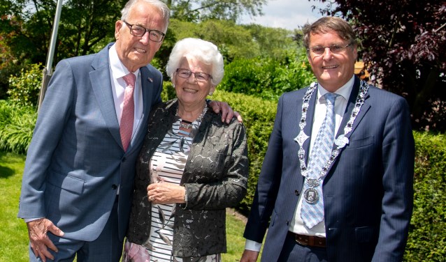 Loco burgemeester Peter Luijendijk kwam het bruidspaar namens de gemeente feliciteren.