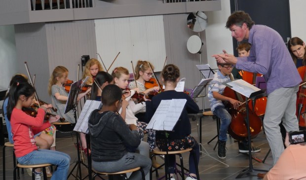 Strijk! met dirigent Arjan Kik in actie in Carnisse Haven. Foto: Wim Soeters.
