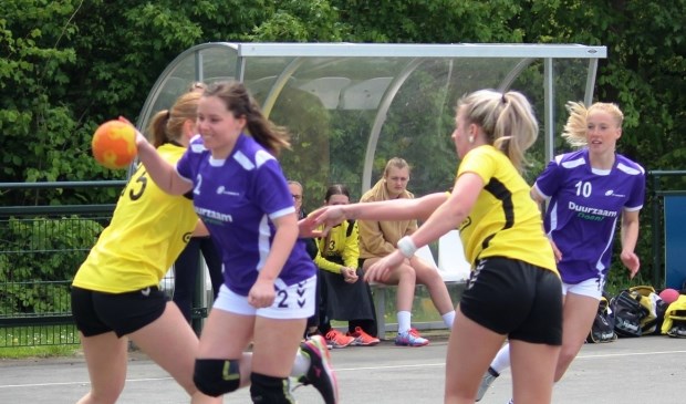 Romy Muller ziet Kirsten Heijboer zich vrijspelen (foto Ruud de Jong)