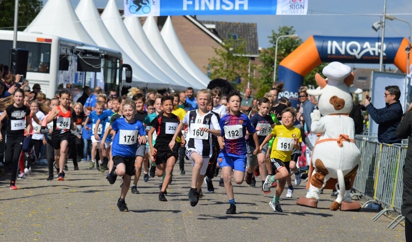 De start van de Kleine Kraaienloop. Winnaar Finn Heuving (nr. 246) begon rustig