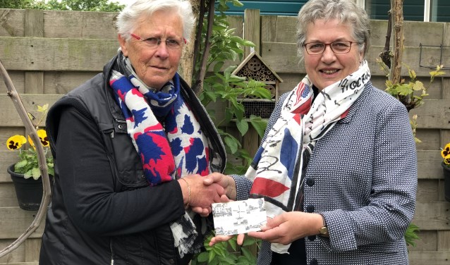 Ria Hahn (links) en Bertie Barendregt met de kaart die 59 jaar spoortloos is geweest.