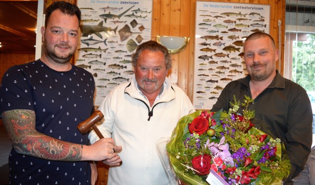 Piet den Boer gaf de hamer door aan Jan van der Wulp en kreeg bloemen van Henk van Os
