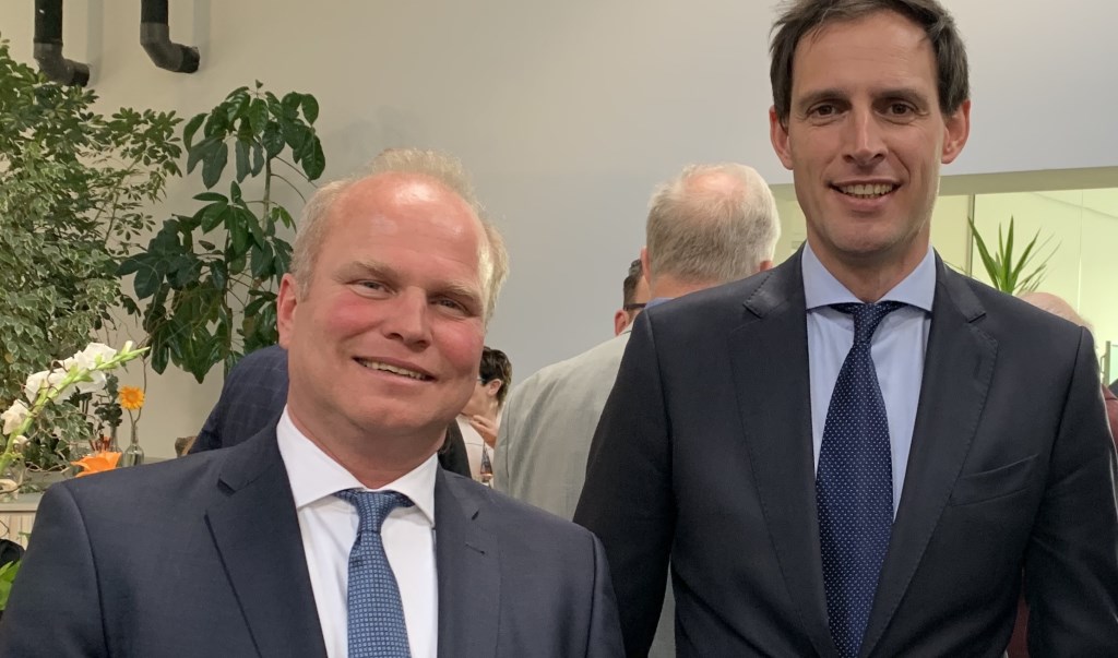 Caspar Rutten (links) met minister Wopke Hoekstra (financiën).