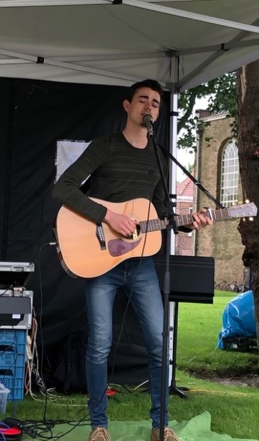 Rutger Witte in actie tijdens de Kunstmarkt. Foto: CultuurLocaal