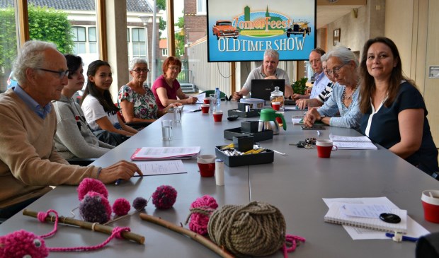 Het bestuur van Stichting Evenementen Dorpskern Oud-Barendrecht (SEDOB) vergadert. foto: Arco van der Lee