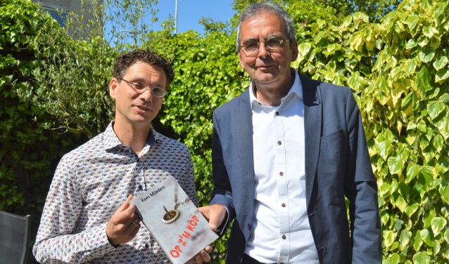 David Dullens (links) is blij met het door Hans Mijnders geschreven boek