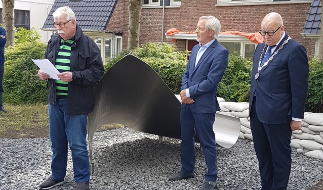 Burgmeester Hans Wagner onthulde het monument aan de Essendijk.