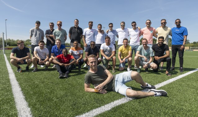 Jeffrey van Velzen met zijn voetbalvrienden.