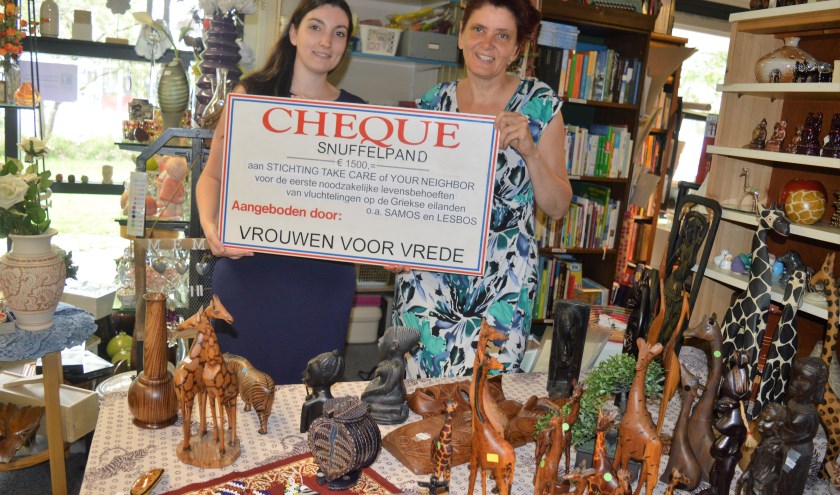 Leanne van Spronsen-Monster nam de cheque van het Snuffelpand in ontvangst