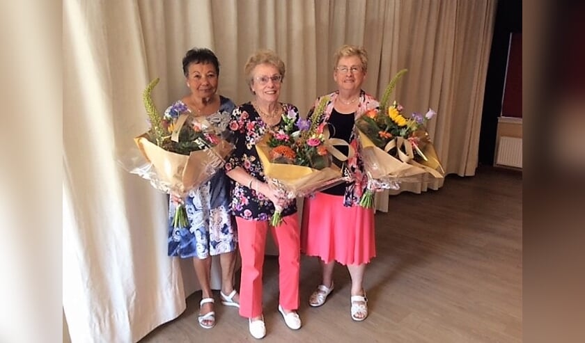 Sonja, Wil en Ada werden in de bloemen gezet