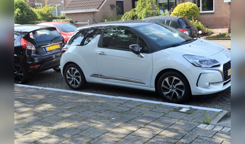 Onbekenden verfden de stoeprand grijs