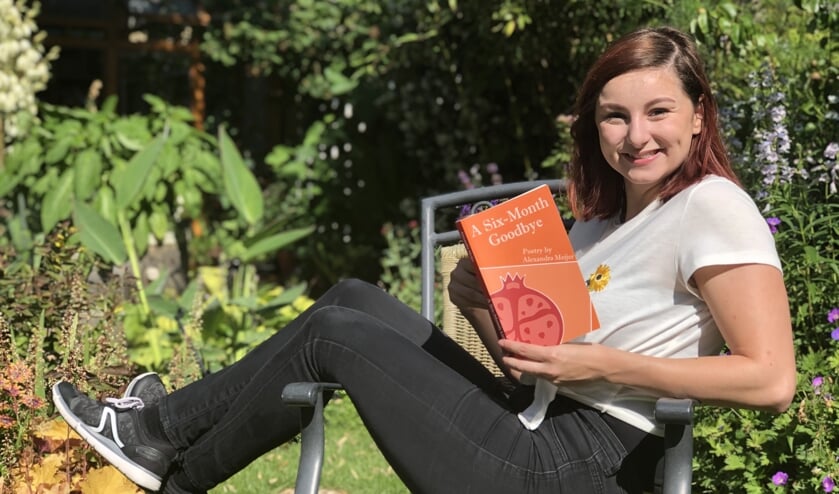 Alexandra Meijer met haar eerste dichtbundel.