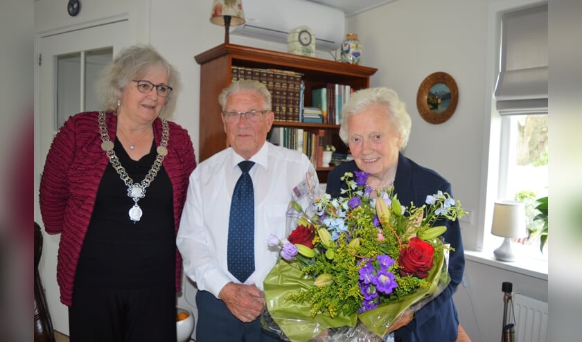 Burgemeester Attema zette het echtpaar Rijsdijk in de bloemen