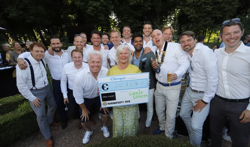 Stichting Goede Mensen was ontzettend blij met de cheque die ze ontvingen.