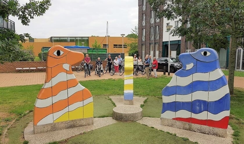 Tiny Bekkers deelt wetenswaardigheden over kunstwerk ‘Beeldspraak’ in Slikkerveer