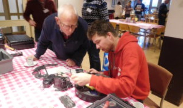 Vrijwilligers helpen met reparatie