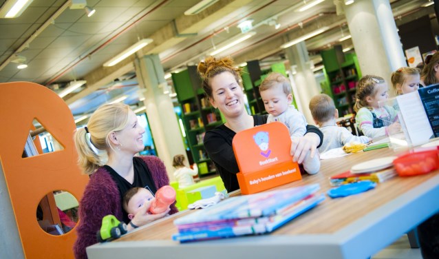 Jonge ouders wisselen ervaringen uit in het MamaPapacafé