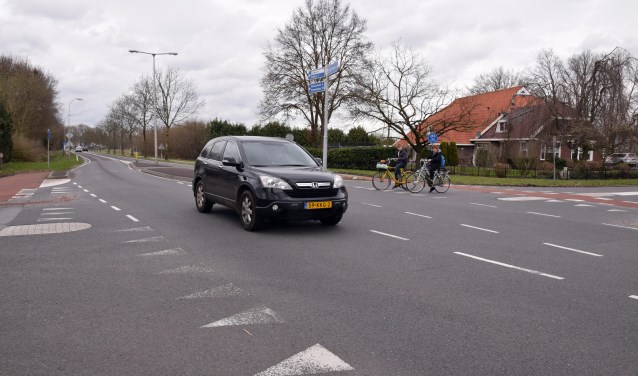 kruising van Aadijk met drukke weg naar Vriezenveen