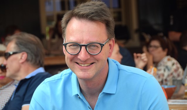 Claudio Bruggink op een terras in Almelo
