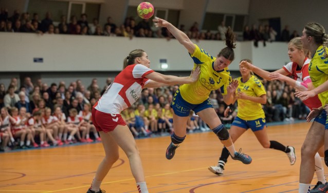 23-02-2019: Handbal: Borhave DS1 - DSVD DS1: Borne: L-R: Noah Timmermans (7) of DSVD, Tara Grashof (5) of Borhave