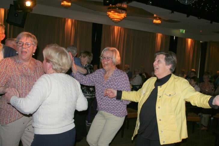 Dansende senioren op KBO Lentefeest
