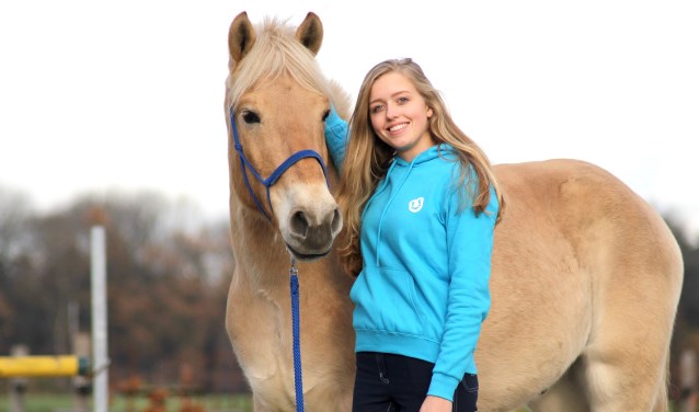 Vlogster Fenna van Hoefwijzer op open dag HartenHoeve | Weekblad West