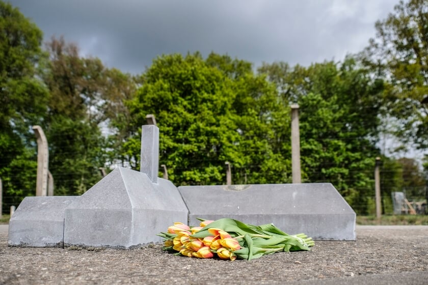 Bloemenactie voor Dodenherdenking bij Kamp Vught